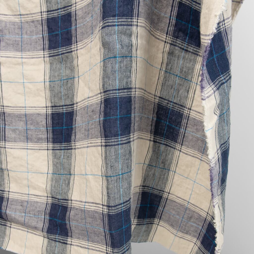 Pesty pellavakangas sinisävyisellä ruutukuviolla 3 linen washed fabric in blue checks width 145cm.
