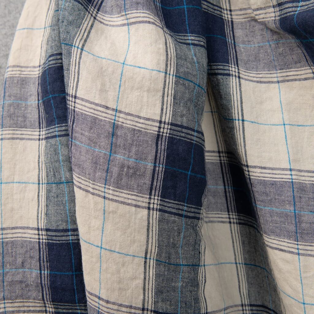 Pesty pellavakangas sinisävyisellä ruutukuviolla 4 linen washed fabric in blue checks for garments