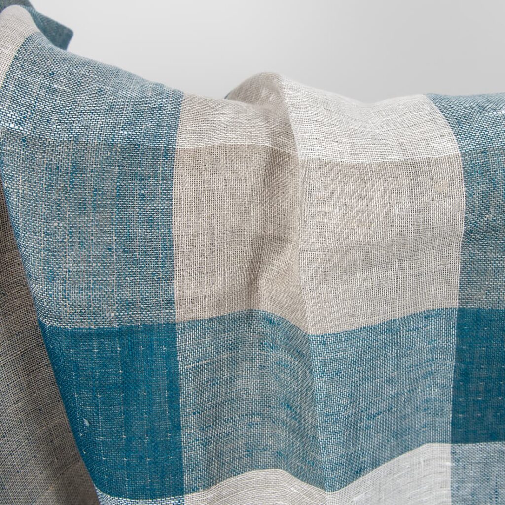 Pellavakangas luonnonvärisellä ja turkoosilla ruutukuviolla 5 linen checks turquoise, front side