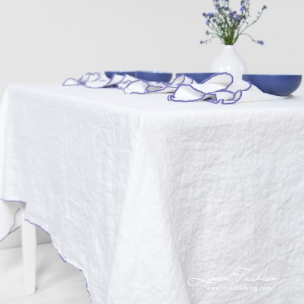 ARVO Pöytäliina valkoinen violetilla reunuksella - Image 6