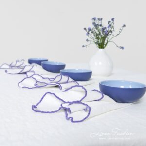 ARVO Pöytäliina valkoinen violetilla reunuksella