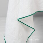 ARVO Pöytäliina valkoinen vihreällä reunuksella