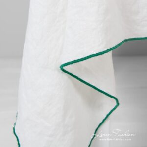 ARVO Pöytäliina valkoinen vihreällä reunuksella