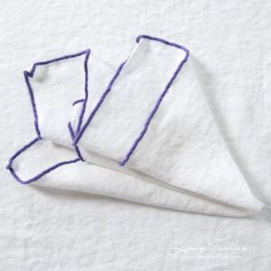 ARVO Lautasliina valkoinen violetilla reunuksella