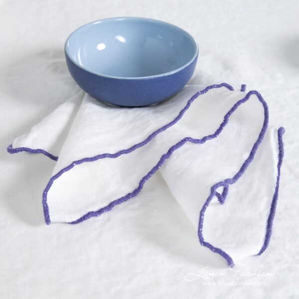 ARVO Lautasliina valkoinen violetilla reunuksella - Image 3