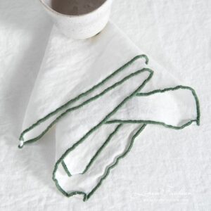 ARVO Lautasliina valkoinen oliivinvärisellä reunuksella