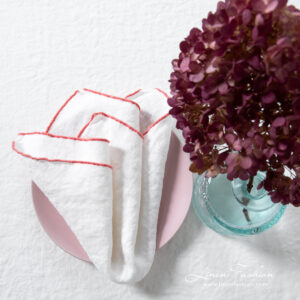 ARVO Lautasliina valkoinen ruusunvärisellä reunuksella