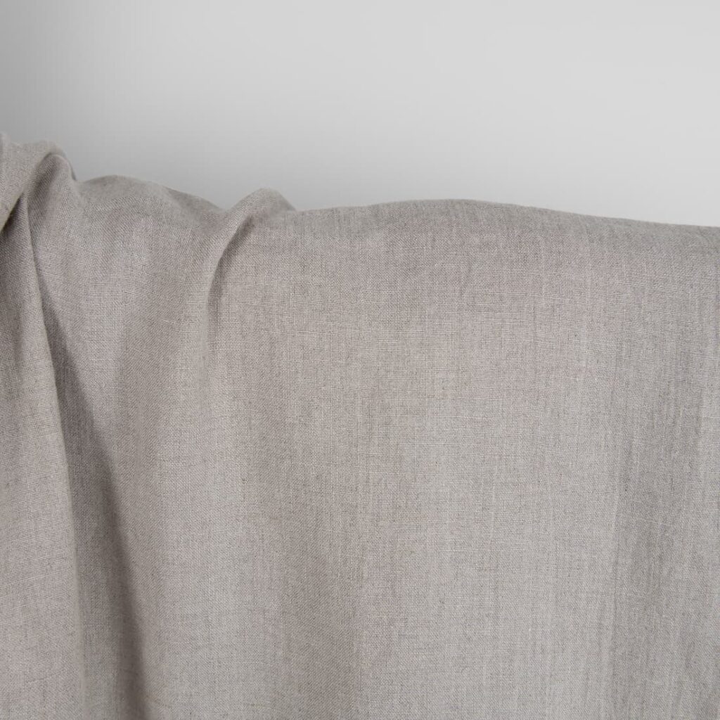 Pesty pellavakangas, luonnonharmaa 3 Washed linen fabric in natural grey close up detail