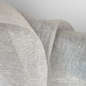 Läpikuultava vaaleanharmaa pellavakangas