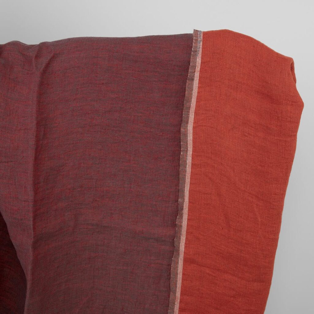 Punainen pesty pellavakangas kaksipuolinen 1 Red and grey washed linen fabric