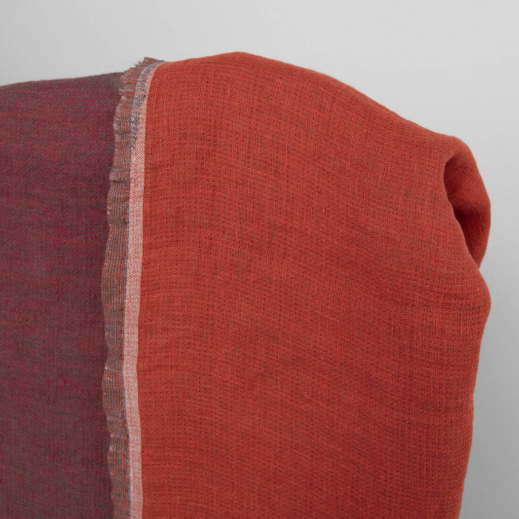 Punainen pesty pellavakangas kaksipuolinen 2 Red and grey washed linen fabric, double sided