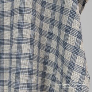 Leveä kermanvärinen siniruudullinen pesty pellavakangas