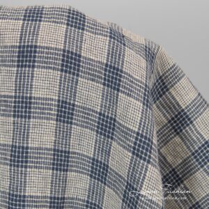 Leveä kermanvärinen siniruudullinen pesty pellavakangas