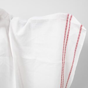 Valkoinen pellavakangas punaisilla viivoilla