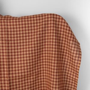 Pellavakangas karamellin ja lämpimän ruskean sävyisillä ruuduilla