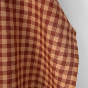 Pellavakangas karamellin ja lämpimän ruskean sävyisillä ruuduilla