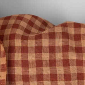 Pellavakangas karamellin ja lämpimän ruskean sävyisillä ruuduilla