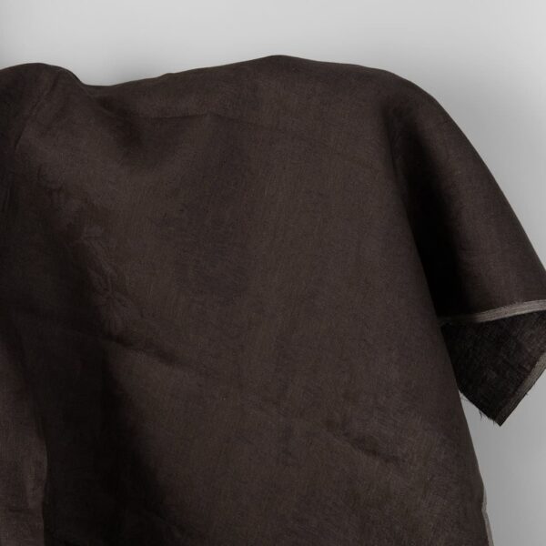 Tummanruskea jacquard-pellavakangas kukkakuviolla