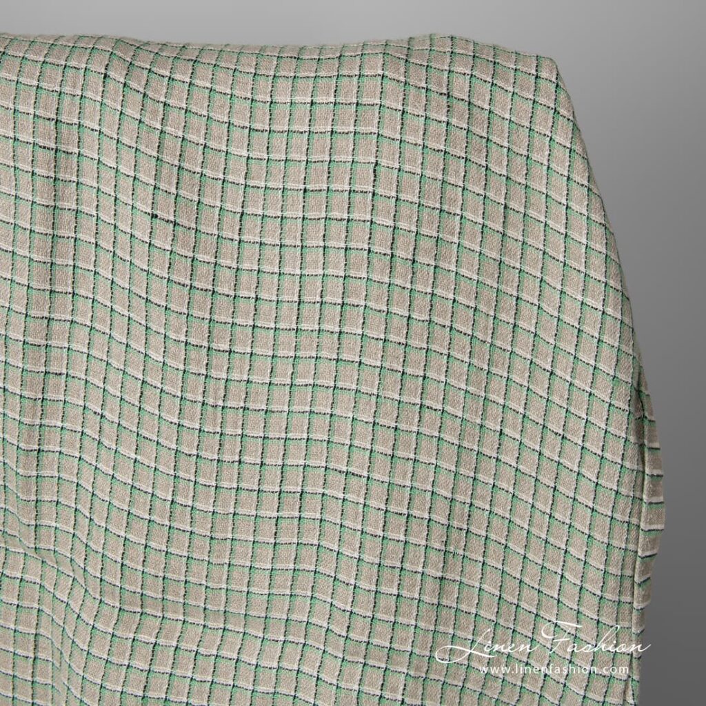 Pellavanharmaa kangas vihreillä ruuduilla pesty 2 Grey natural flax colour 100% linen fabric with light green, black and white checks