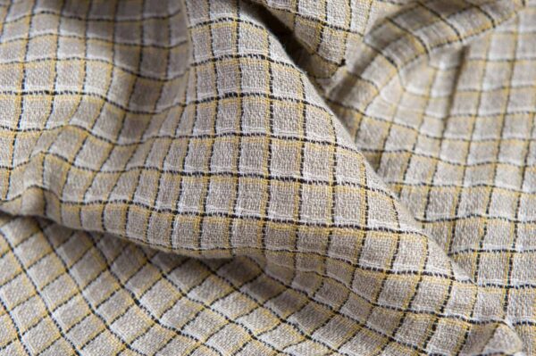 Pellavanharmaa kangas keltaisilla ruuduilla, pesty - Image 2