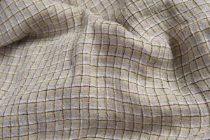 Pellavanharmaa kangas keltaisilla ruuduilla, pesty