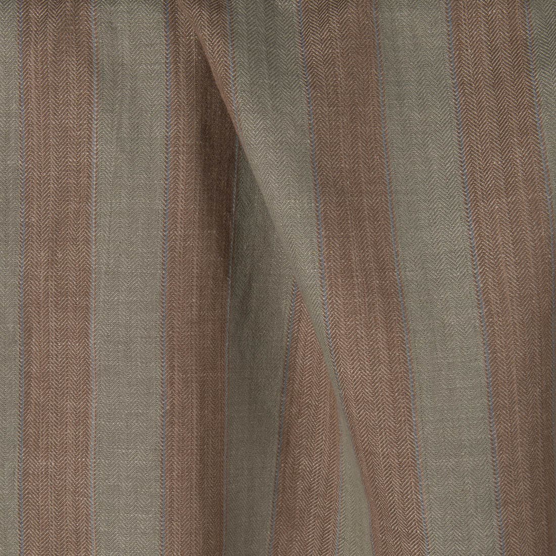 Pellavapuuvillakangas ruskeanharmain raidoin, pesty