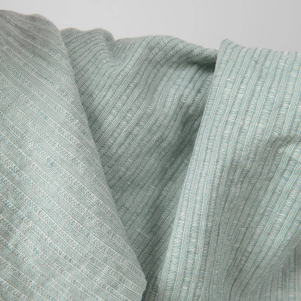 Pesty vihertävänvalkoinen raidallinen pellavapuuvillakangas 2 Washed linen cotton fabric greenish white colour striped close up detail