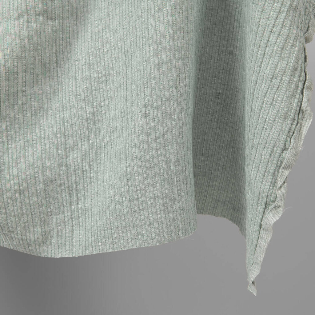 Pesty vihertävänvalkoinen raidallinen pellavapuuvillakangas 4 Washed linen cotton fabric greenish white colour striped close up edge