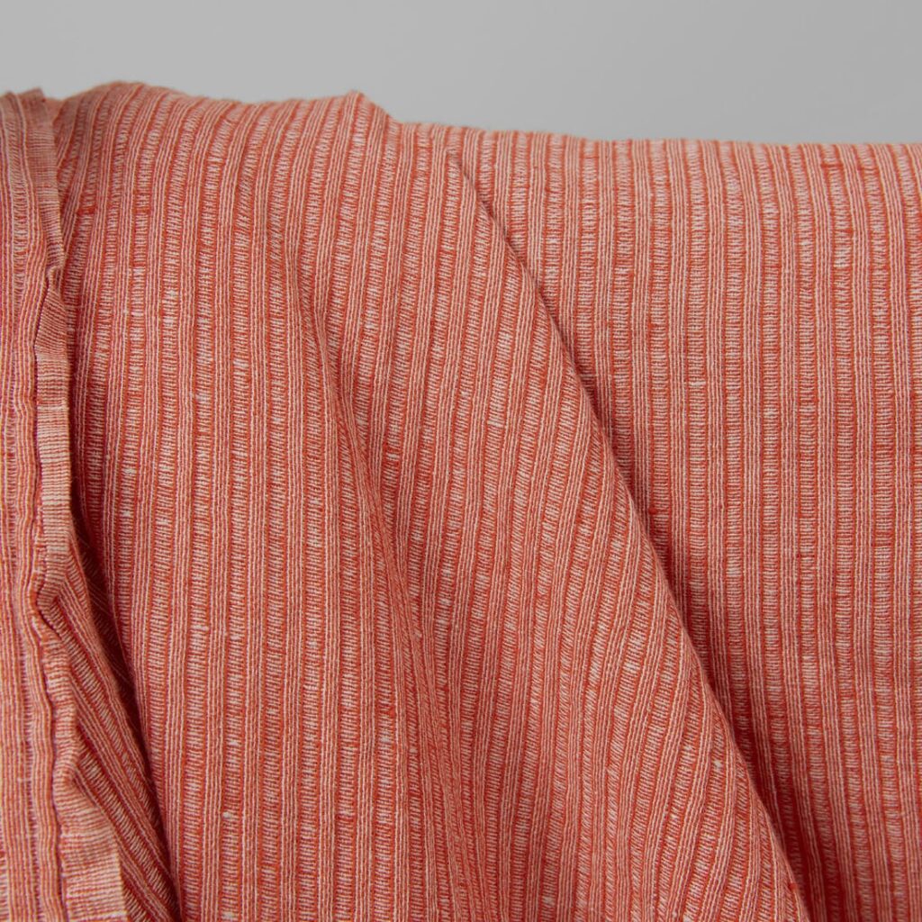 Pesty puna-valkoraitainen pellavapuuvillakangas 2 Washed linen cotton fabric in red-white stripes product photo
