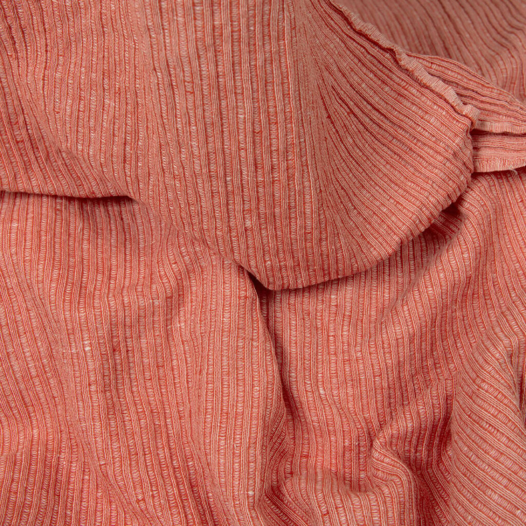 Pesty puna-valkoraitainen pellavapuuvillakangas 3 Washed linen cotton fabric in red-white stripes detail view