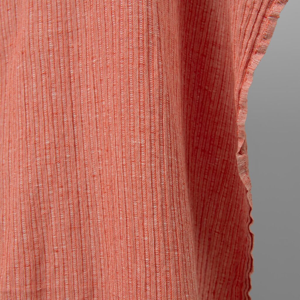 Pesty puna-valkoraitainen pellavapuuvillakangas 4 Washed linen cotton fabric in red-white stripes edge view