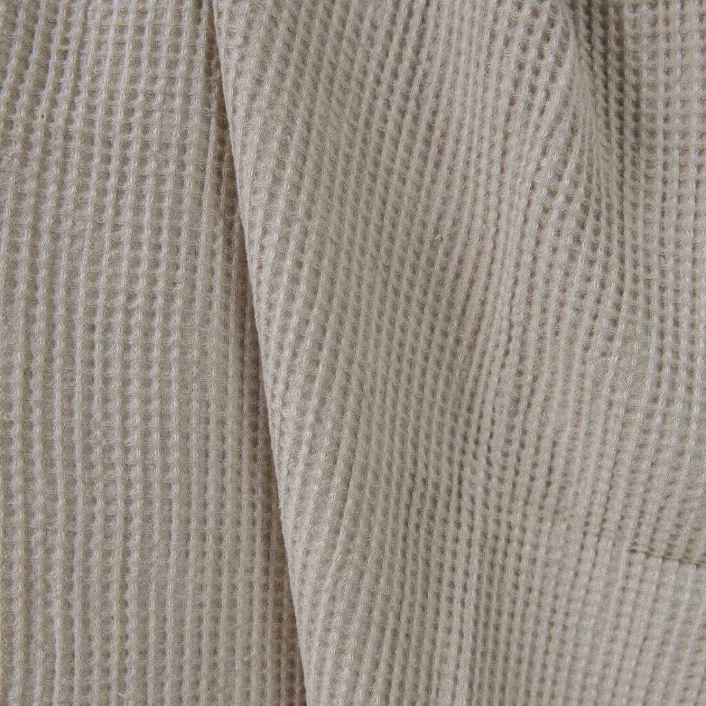 Pesty pellavapuuvillakangas beige vohveli 3 Washed linen cotton fabric beige waffle close up detail