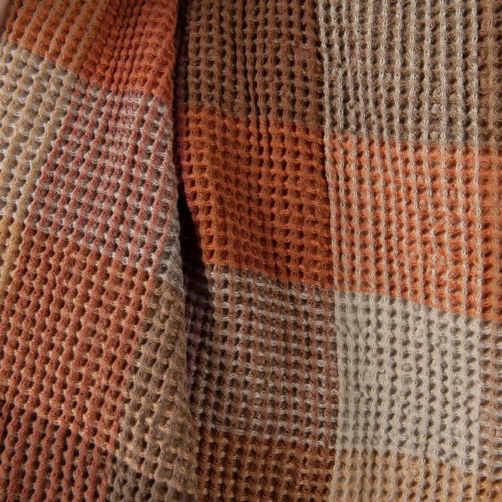 Pesty pellavapuuvillakangas ruskea ruudullinen vohveli 3 Washed linen cotton fabric brown colour checks waffle close up detail