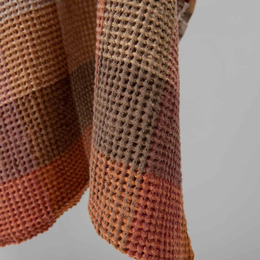 Pesty pellavapuuvillakangas ruskea ruudullinen vohveli 4 Washed linen cotton fabric brown colour checks waffle edge view