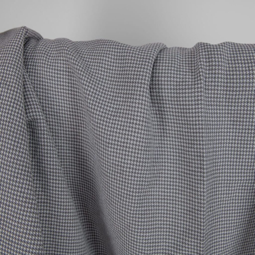 Pesty pellavapuuvillakangas, harmaa kukonaskelkuvio 3 Washed linen cotton fabric grey houndstooth pattern close up detail