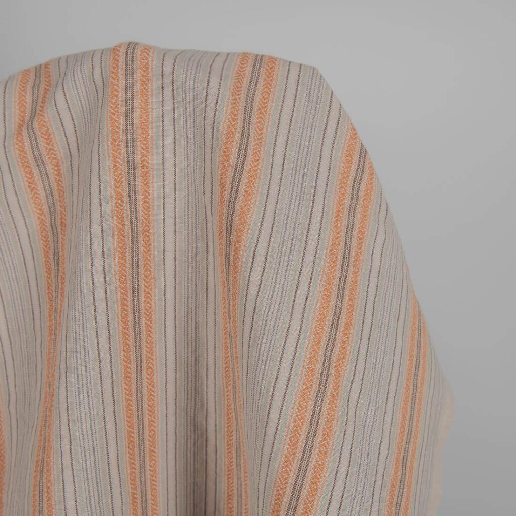 Pesty pellavapuuvilla ruskeilla kuviollisilla raidoilla 2 Washed linen cotton in brown patterned stripes product photo