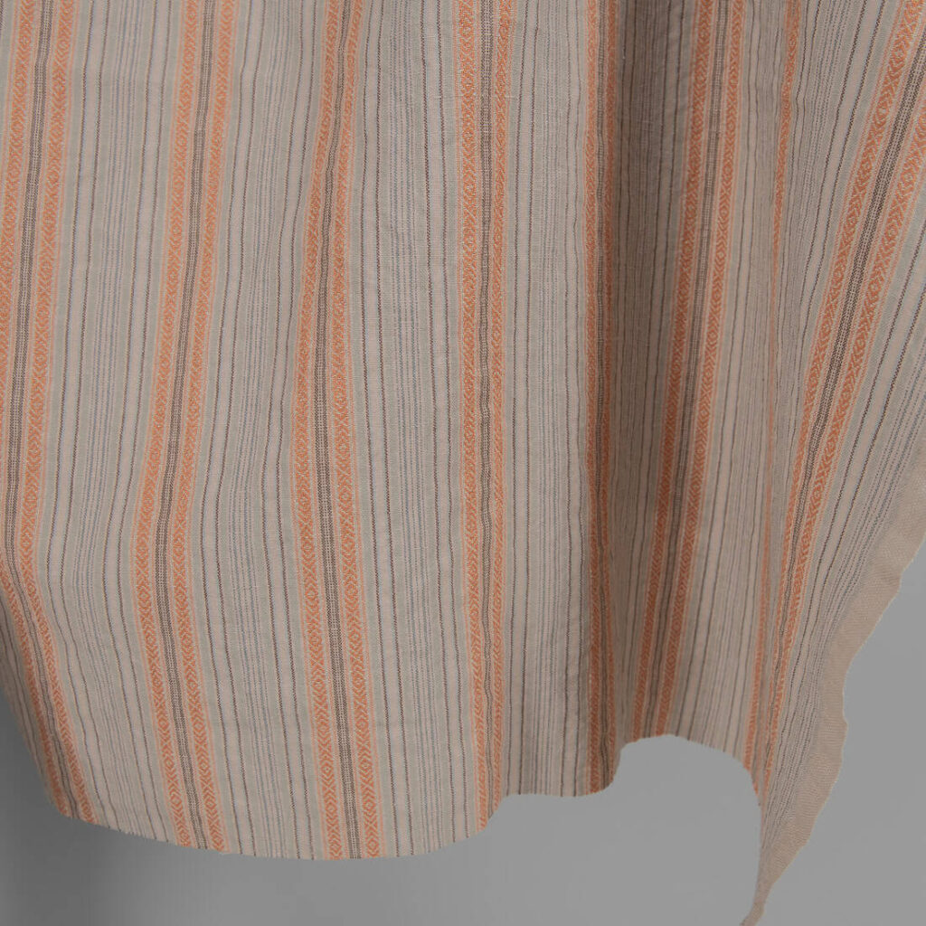 Pesty pellavapuuvilla ruskeilla kuviollisilla raidoilla 4 Washed linen cotton in brown patterned stripes edge view