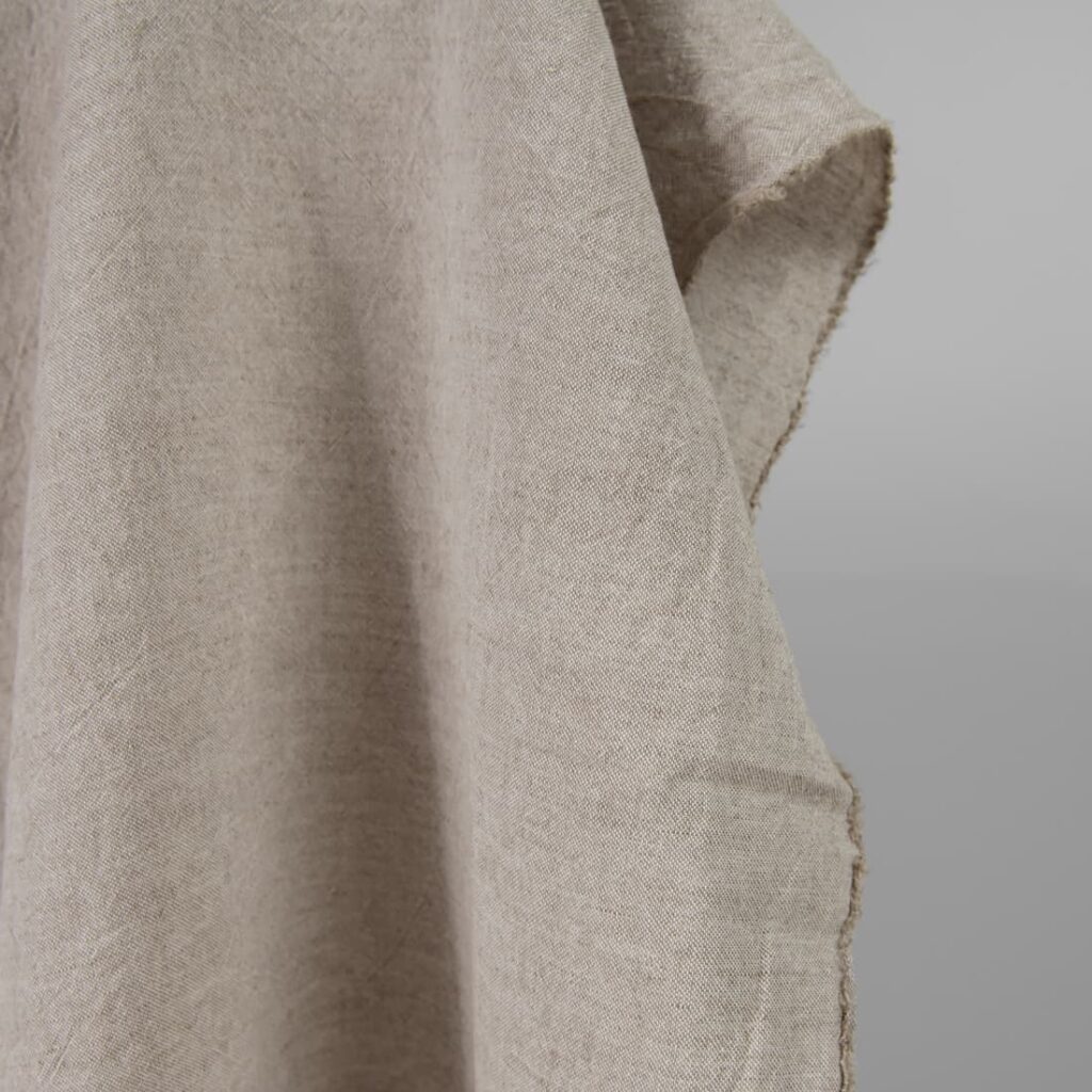 Leveä pesty pellavapuuvillakangas beigenvärinen 3 Wide washed linen cotton fabric sand colour edge view