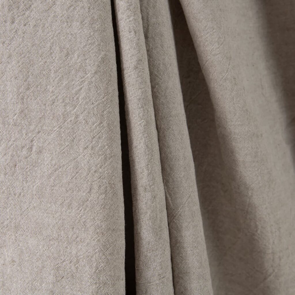 Leveä pesty pellavapuuvillakangas beigenvärinen 2 Wide washed linen cotton fabric sand colour close up detail