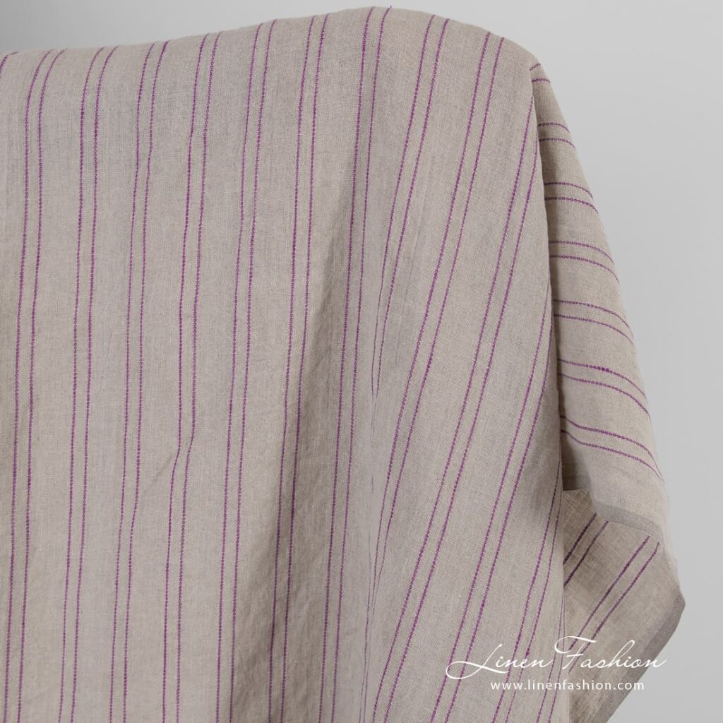 Luonnonvärinen pellavakangas violeteilla raidoilla, pesty 2 Natural color linen fabric in violet stripes, washed