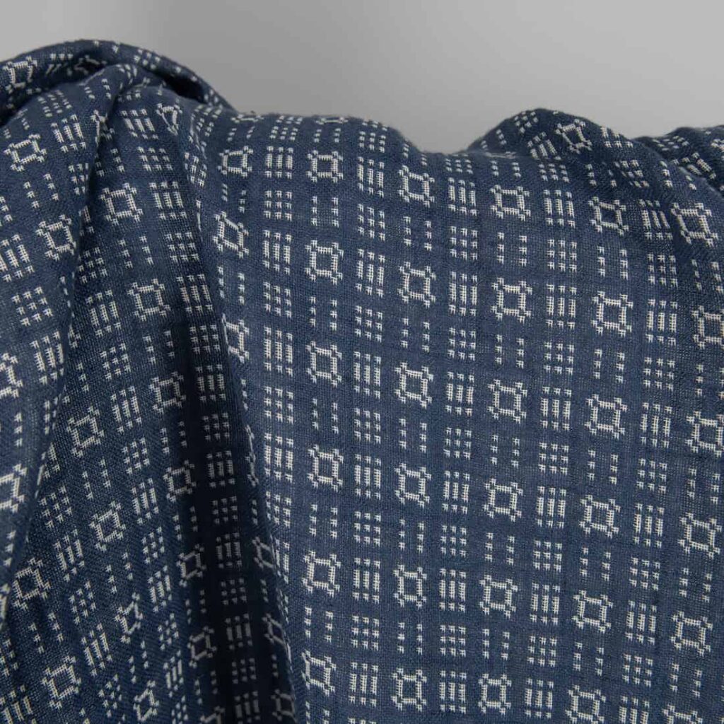 Pesty pellava-puuvillakangas, luonnonvalkoinen ja sininen kuvio 3 Washed linen cotton fabric off-white and blue pattern blue side