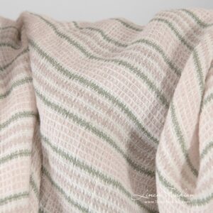 Raidallinen vaaleanpunainen pellavakangas vohvelikuviolla, pesty