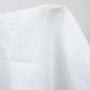 Kirkkaanvalkoinen pellavakangas pienellä ruutukuviolla