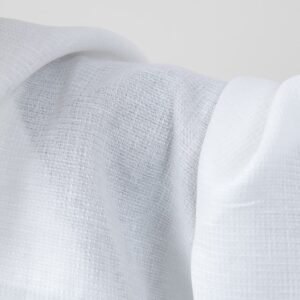 Kirkkaanvalkoinen pellavakangas pienellä ruutukuviolla