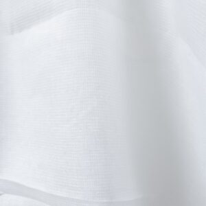 Kirkkaanvalkoinen pellavakangas pienellä ruutukuviolla