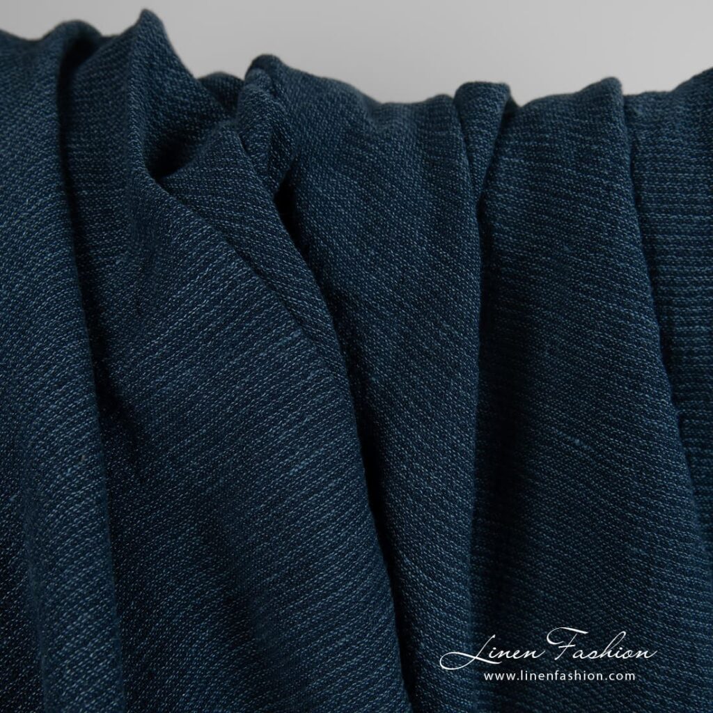 Leveä pesty sininen pellava-puuvillakangas 2 Wide linen cotton fabric in blue, specially washed to increase softness