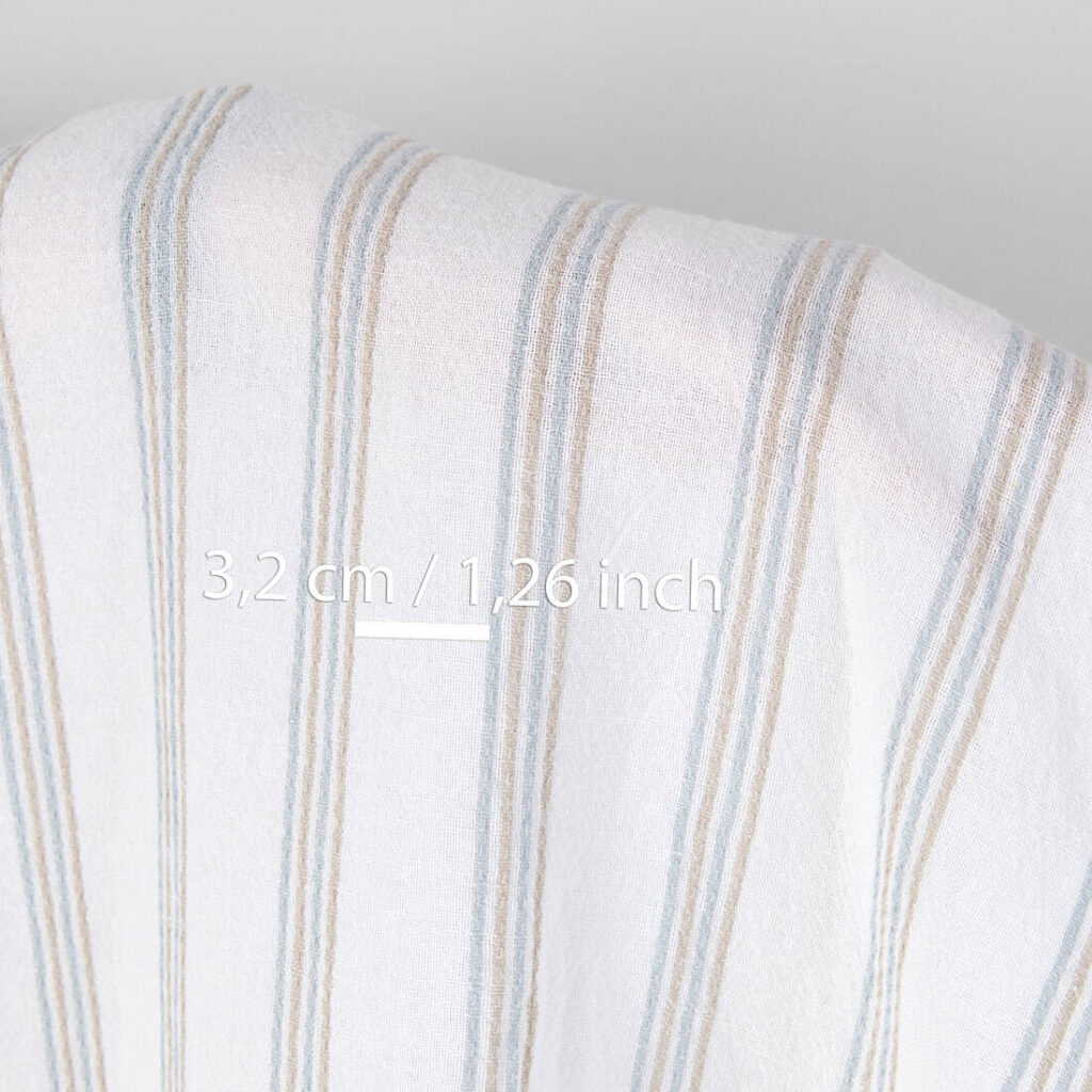 Leveä pesty pellavapuuvillakangas optinen valkoinen raidoilla 2 Washed linen cotton fabric white with blue and grey stripes, with measurements