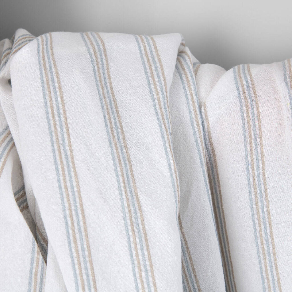 Leveä pesty pellavapuuvillakangas optinen valkoinen raidoilla 3 Washed linen cotton fabric white with blue and grey stripes, wide fabric