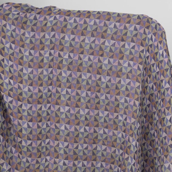 Pesty pellavakangas, violetit moniväriset kolmiot