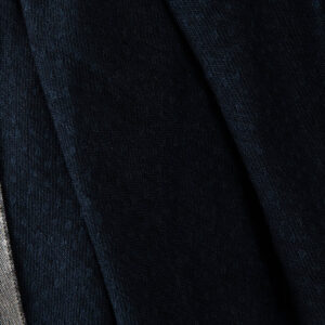 Pellavavillakangas musta tummansinisillä pilkuilla pesty